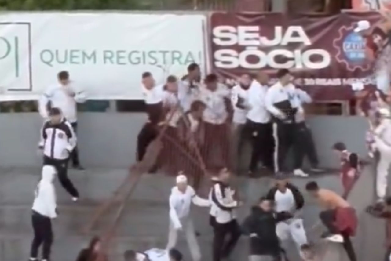 Confronto entre torcidas no estádio do Caxias