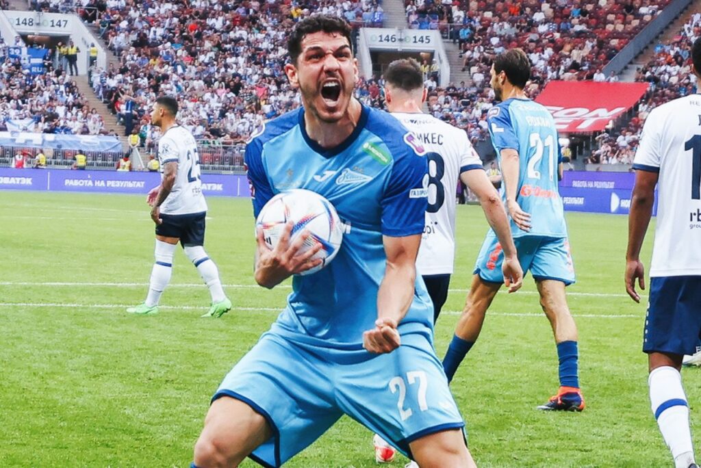 Zagueiro Nino comemora gol pelo Zenit