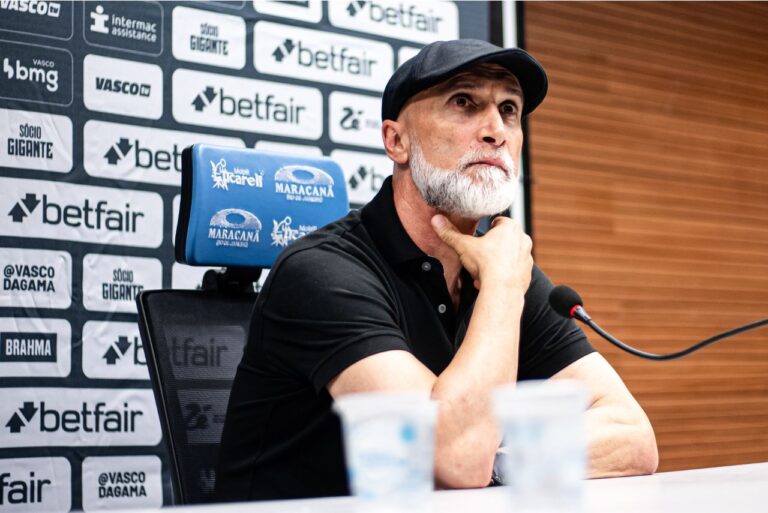 <p>Álvaro Pacheco em coletiva do Vasco. Foto: Leandro Amorim/Vasco</p>
