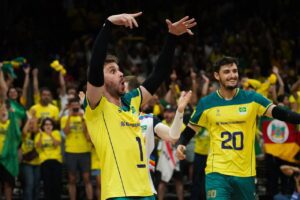 Levantador Bruninho Rezende comemora ponto no jogo Brasil x Sérvia na VNL 2024