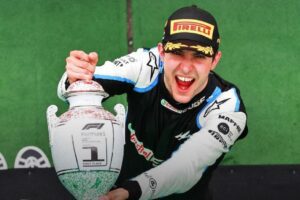 Esteban Ocon, da Alpine, com troféu do GP da Hungria de 2021 de Fórmula 1