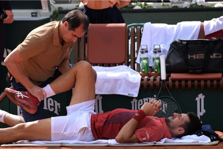 <p>Djokovic recebeu atendimento médico durante partida na última segunda (4). Foto: Bertrand Guay/AFP</p>
