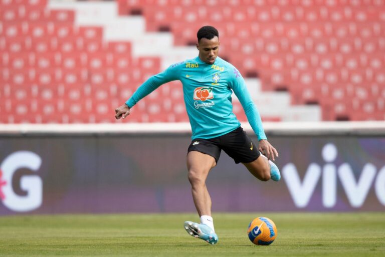 <p>Gabriel Magalhães em treino da Seleção Brasileira (Foto: Lucas Figueiredo/CBF)</p>
