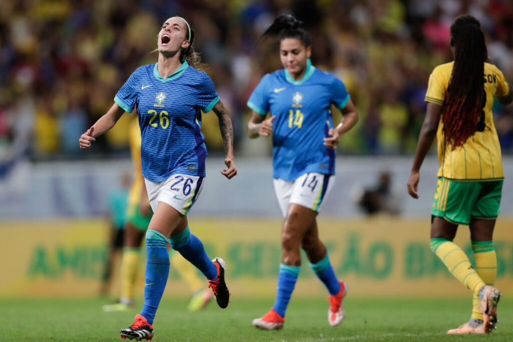 Jheniffer comemoram gol pelo Brasil