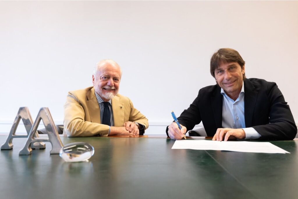 Presidente do Napoli ao lado de Conte