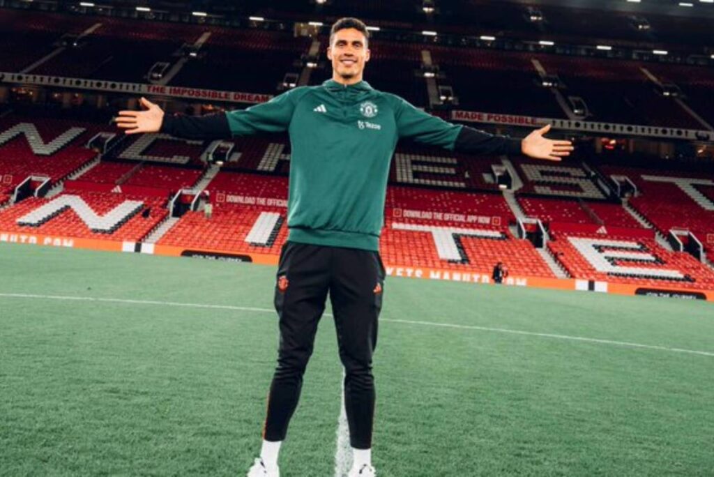 Raphael Varane fez 95 partidas com a camisa da equipe. Foto: Divulgação/ Manchester United