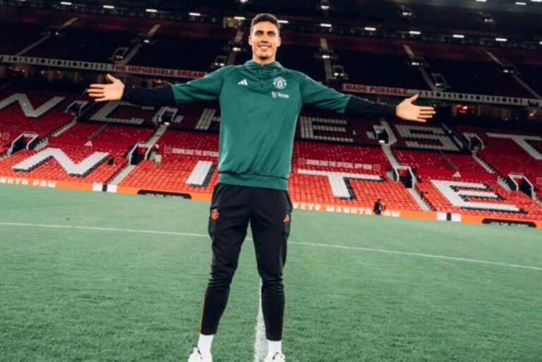 <p>Raphael Varane fez 95 partidas com a camisa da equipe. Foto: Divulgação/ Manchester United</p>
