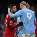Casemiro e Haaland em partida pelo Campeonato Inglês (Foto: Paul Ellis/AFP)