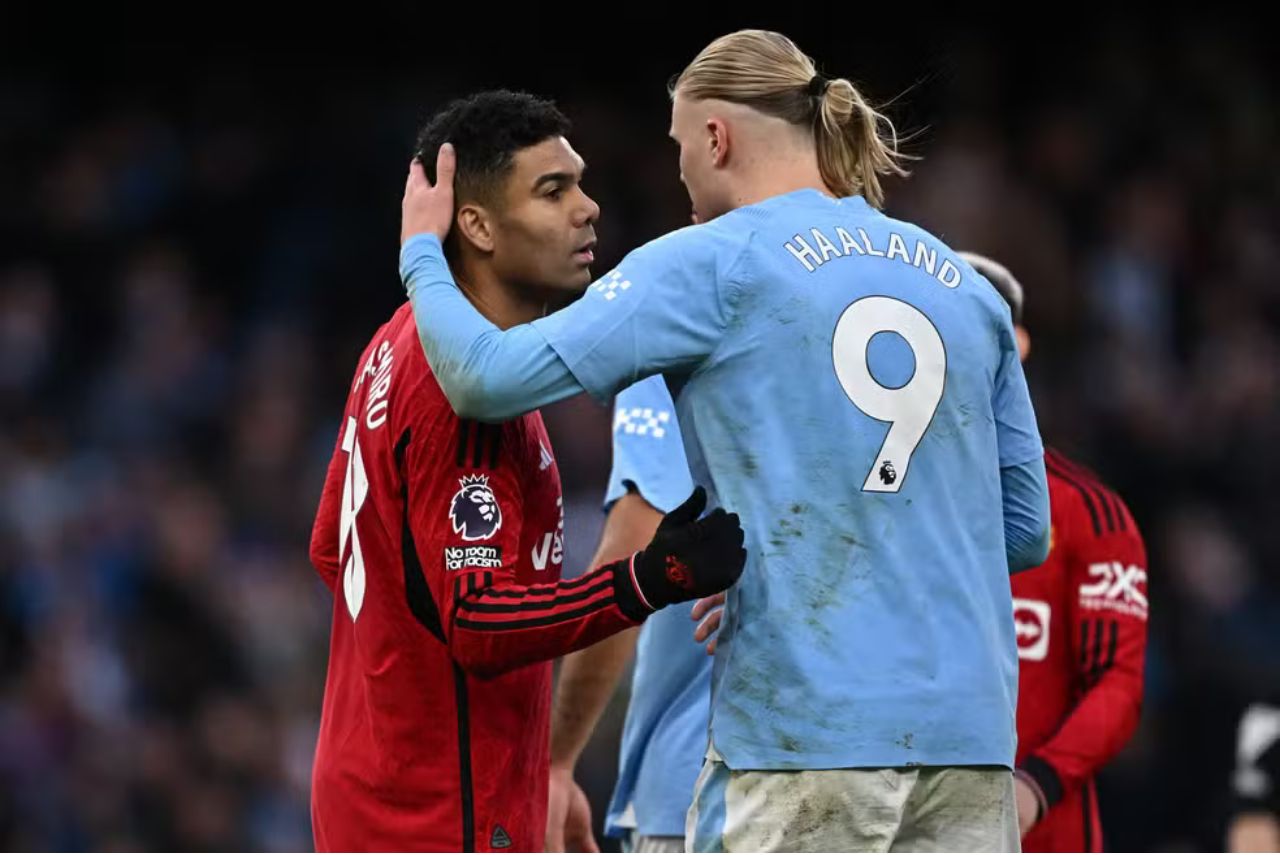 Casemiro e Haaland em partida pelo Campeonato Inglês (Foto: Paul Ellis/AFP)