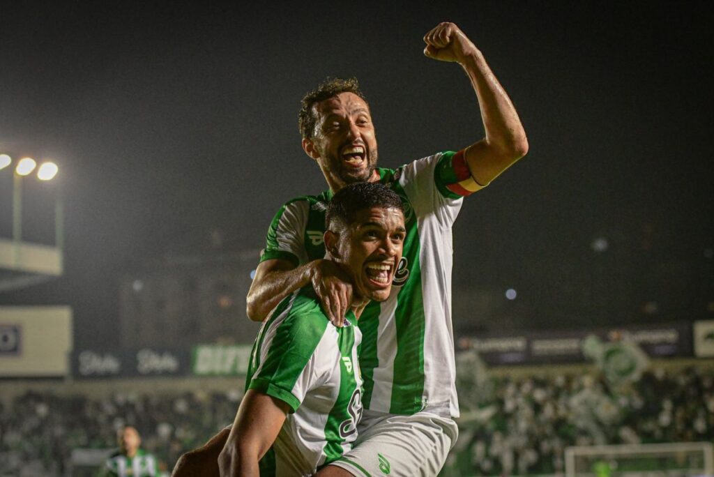 Lucas Barbosa e Nenê comemoram gol pelo Juventude no Brasileirão 2024