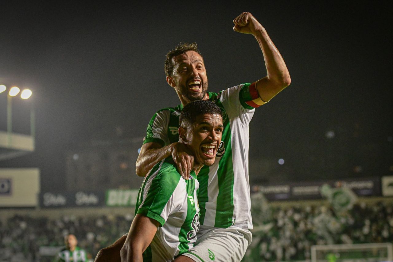 Lucas Barbosa e Nenê comemoram gol pelo Juventude no Brasileirão 2024