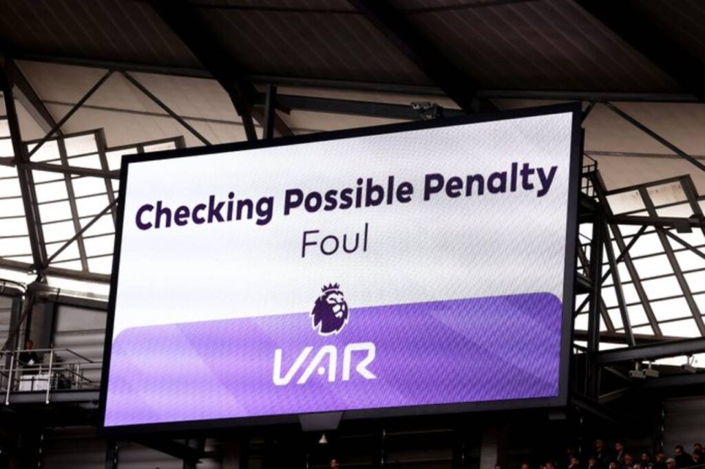 O VAR na Premier League terá mudanças na próxima temporada. Foto: Reprodução/X