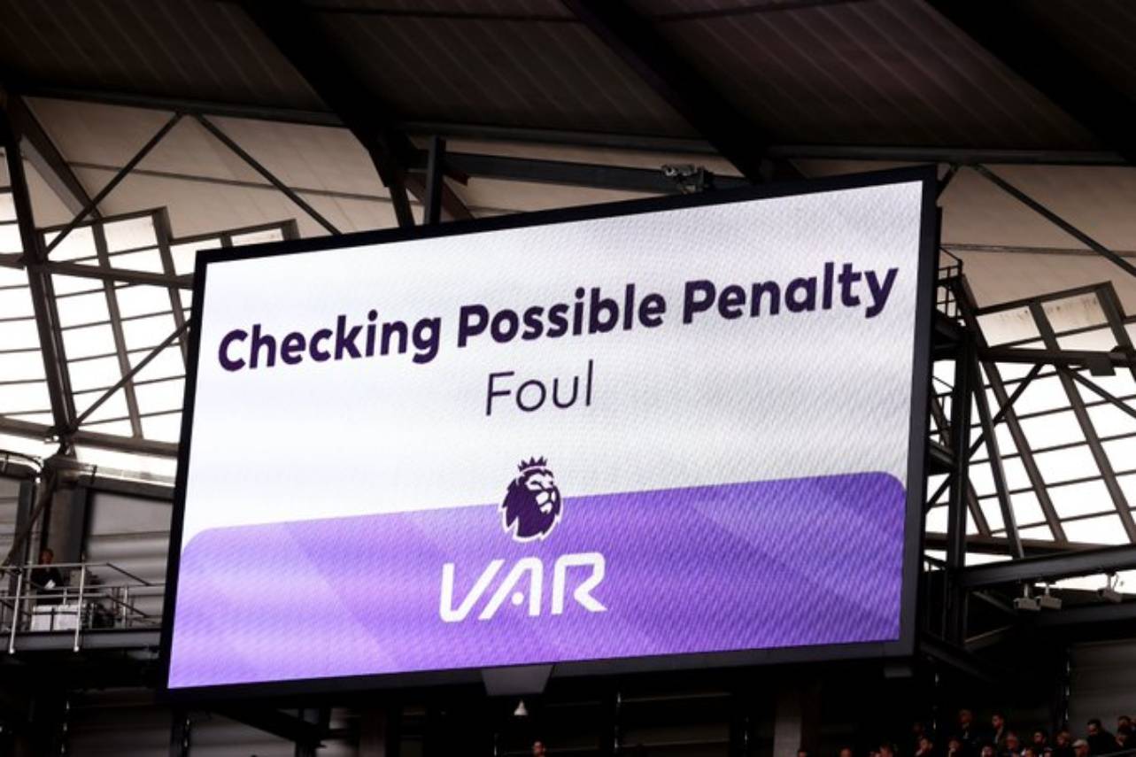 O VAR na Premier League terá mudanças na próxima temporada. Foto: Reprodução/X