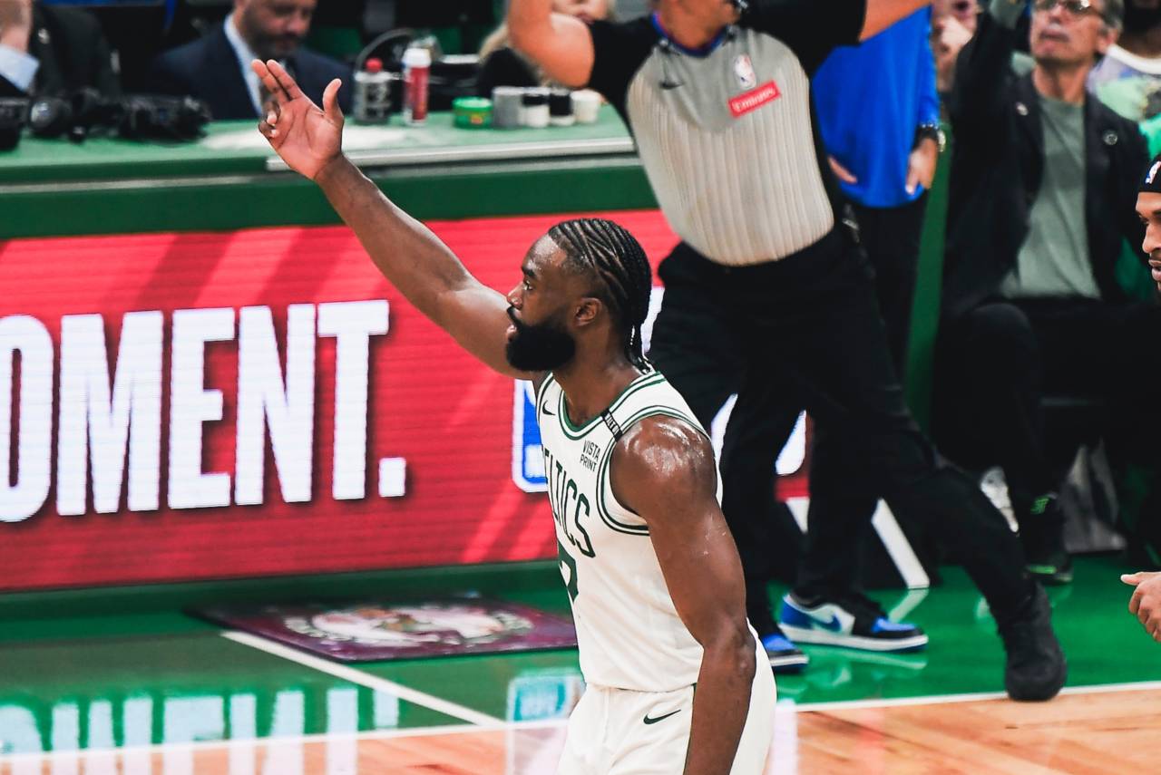 Jaylen Brown foi o cestinha do Celtics no jogo com 22 pontos. Foto: Reprodução/X