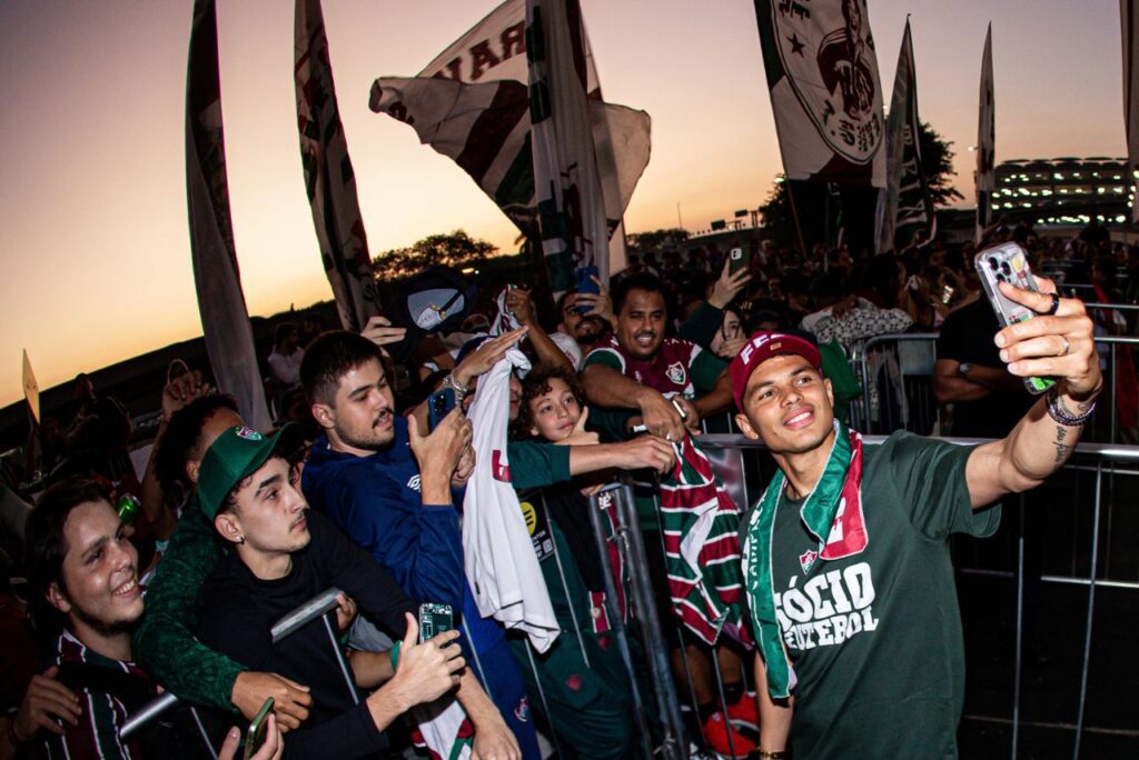Thiago Silva tira fotos com torcedores