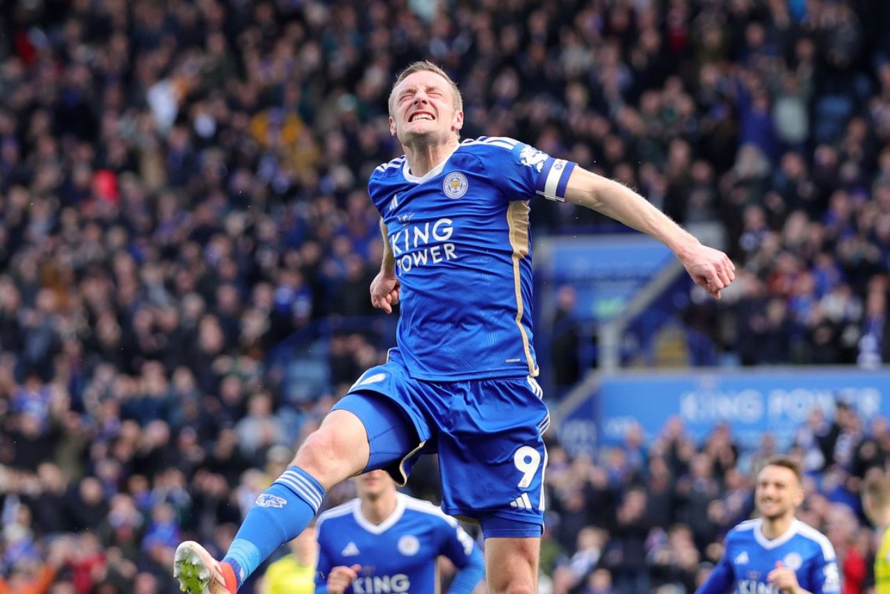 Jamie Vardy renova com Leicester até junho de 2025