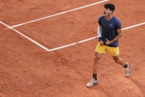 Carlos Alcaraz venceu Zverev na final de Roland Garros (Foto: Dimitar Dilkoff/AFP)