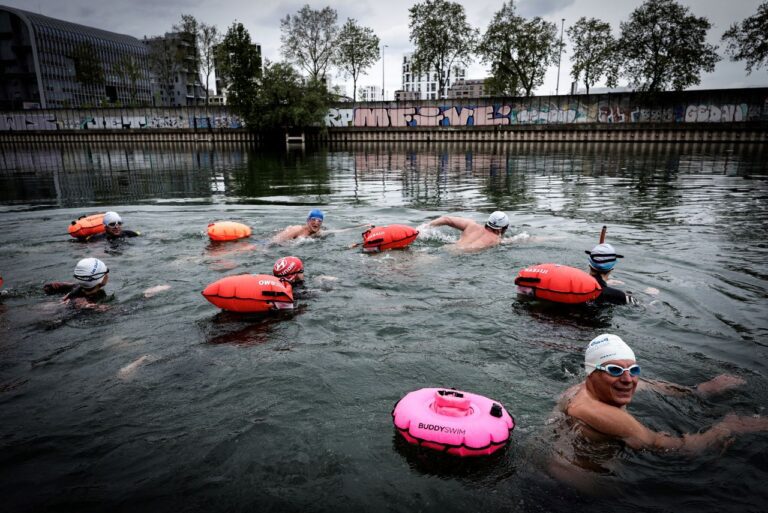 <p>Grupo de nadadores no rio Sena em L&#8217;Île-Saint-Denis (Foto: Stephane de Sakutin/AFP)</p>
