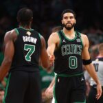 Jaylen Brown e Jayson Tatum durante vitória dos Celtics
