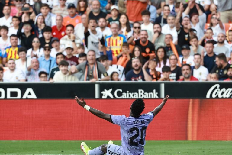 <p>Vini Jr durante partida contra o Valencia. Foto: Jose Jordan/AFP</p>
