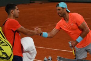 Tenistas Carlos Alcaraz e Rafael Nadal em jogo de Roland Garros 2022