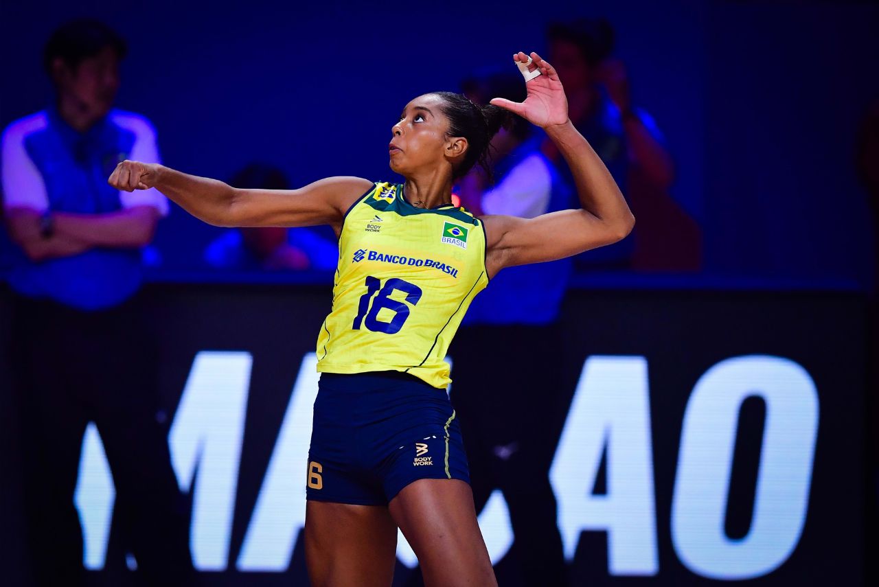 Oposta Kisy Nascimento em jogo Brasil x Sérvia na VNL 2024