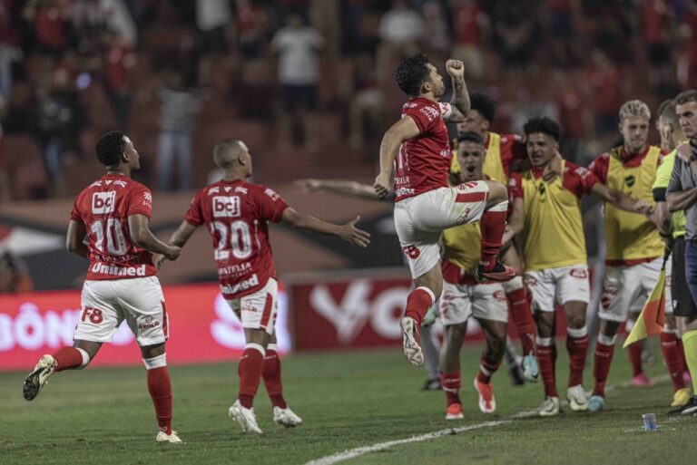 <p>Jogadores do Vila Nova comemoram vitória em casa. Foto: Heber Gomes/VNFC</p>
