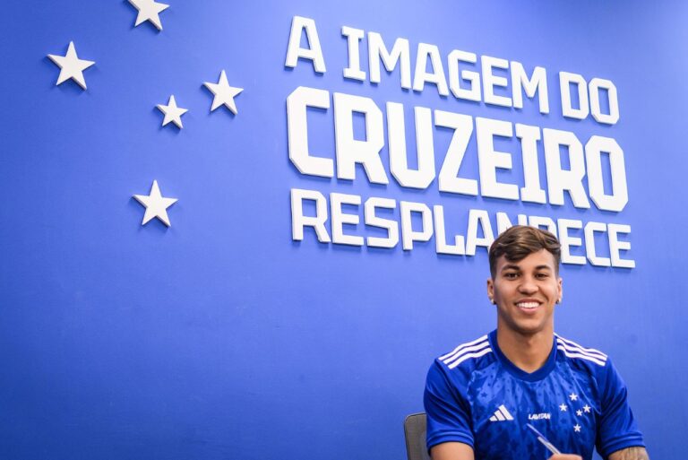 <p>Kaio Jorge assina contrato com o Cruzeiro. Foto: Gustavo Aleixo/CEC</p>
