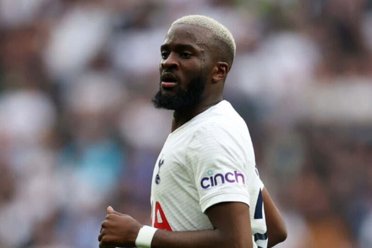 <p>Ndombele em campo pelo Tottenham. Foto: Reprodução/THFC</p>
