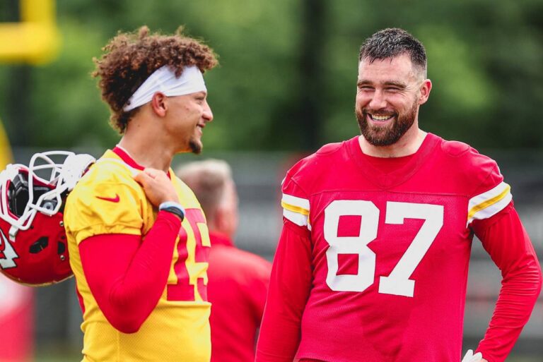 <p>Travis Kelce e Mahomes durante treino do Kansas. Foto: Reprodução/X</p>
