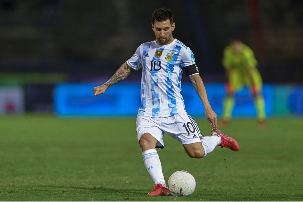 Messi em campo pela Seleção Argentina (Foto: Yuri Cortez/AFP)