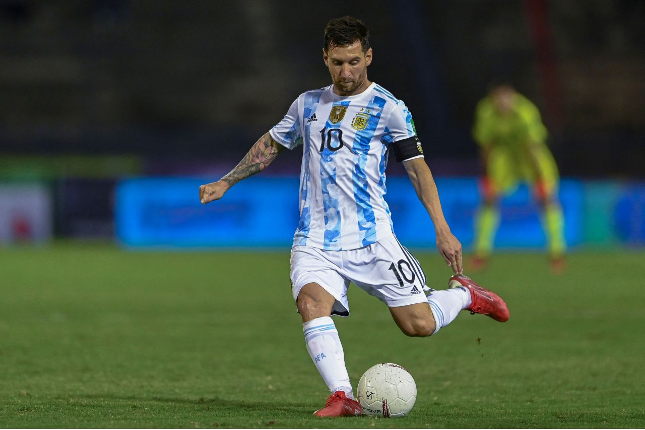 Messi em campo pela Seleção Argentina (Foto: Yuri Cortez/AFP)