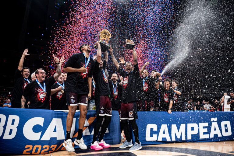 <p>Franca conquistou o NBB pelo terceiro ano seguido (Foto: Maurício Almeida/LNB)</p>
