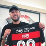 Neymar com a camisa de Gabigol, do Flamengo