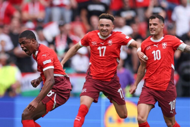 <p>Jogadores da Suíça comemoram primeiro gol da vitória. Foto: Reprodução/Euro</p>
