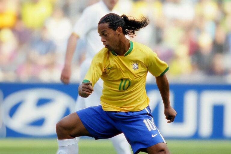 <p>Ronaldinho em campo pela Seleção Brasileira. Foto: Reprodução/Redes Sociais</p>
