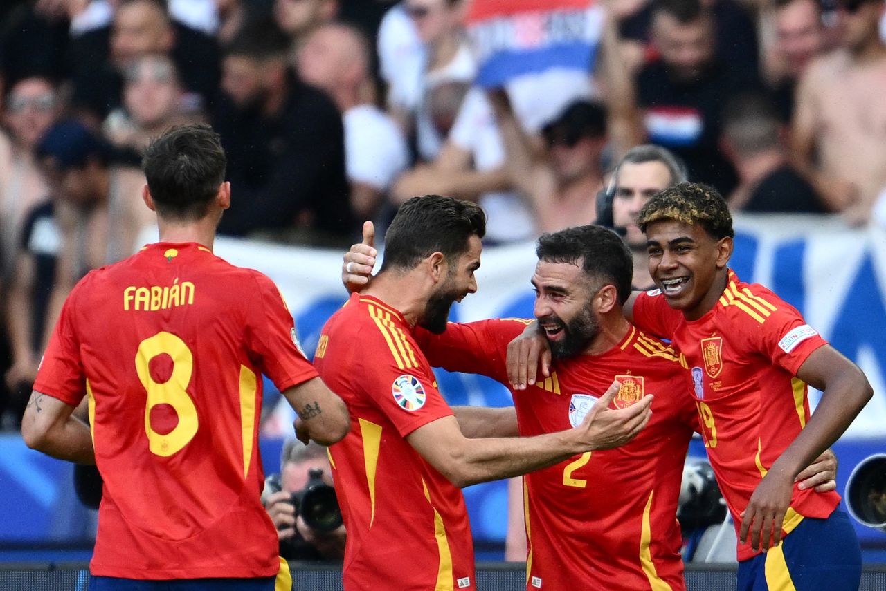 Jogadores da Espanha comemoram gol