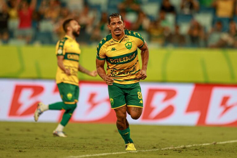 <p>Fernando Sobral fecho a conta da goleada do Cuiabá (Foto: AssCom/Dourado)</p>
