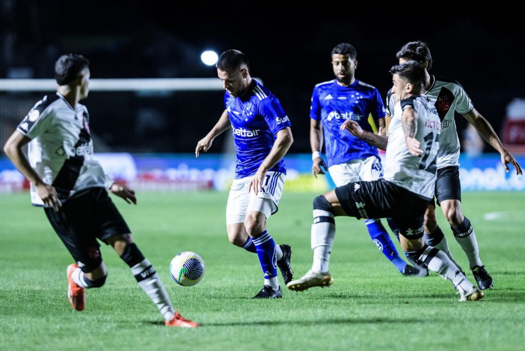 Disputa de bola durante Vasco e Cruzeiro
