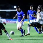Disputa de bola durante Vasco e Cruzeiro