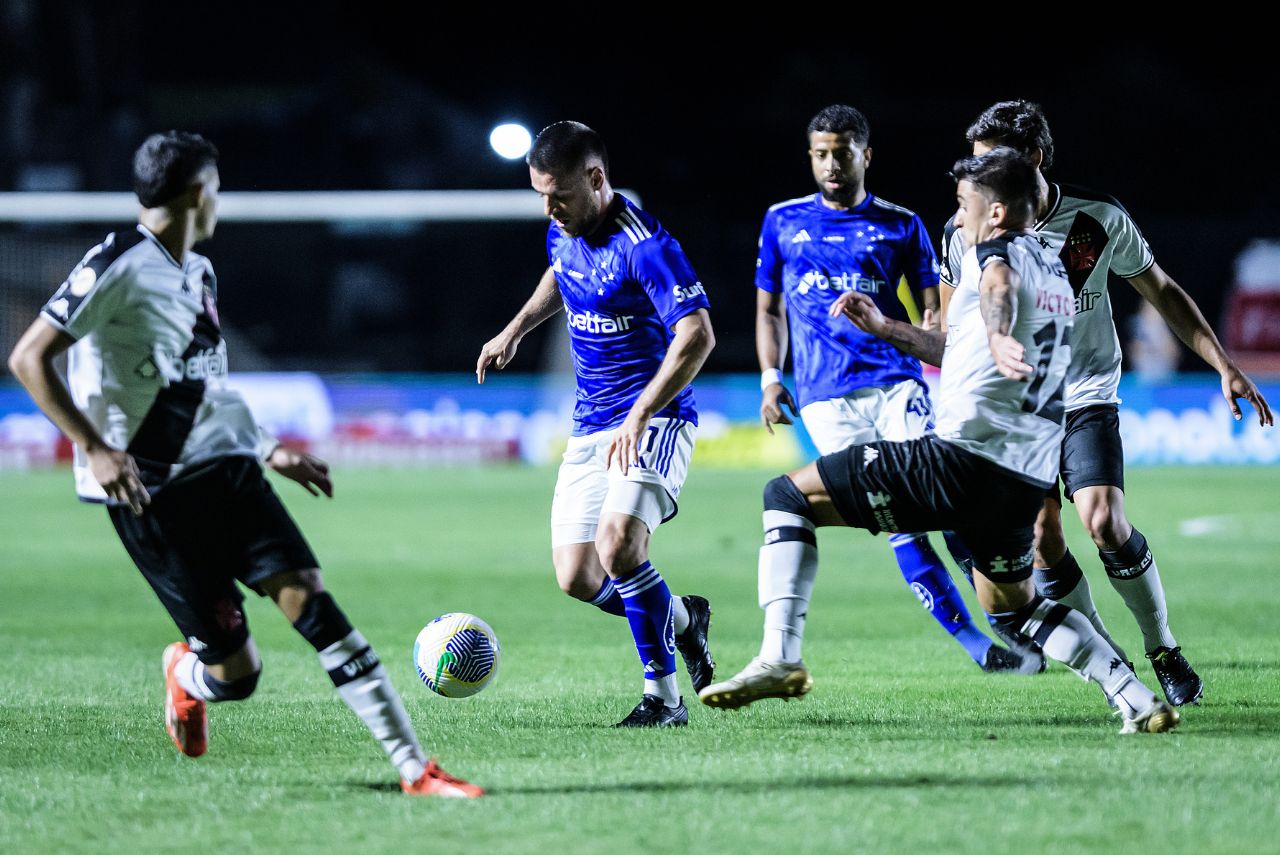 Disputa de bola durante Vasco e Cruzeiro
