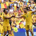 Jogadores da Romênia comemoram a vitória