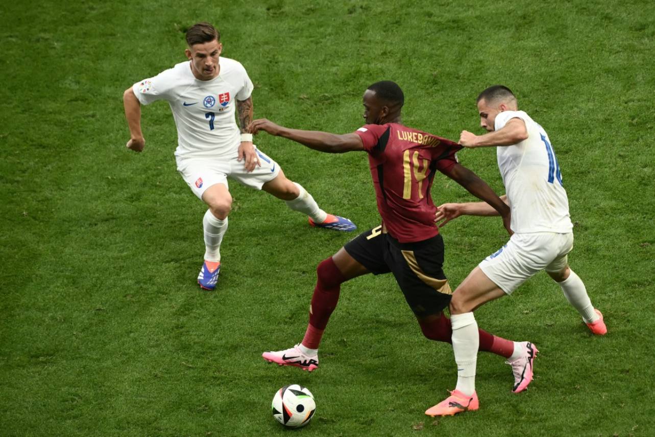 A Bélgica começou a Euro com pé esquerdo. Foto: ANGELOS TZORTZINIS/AFP