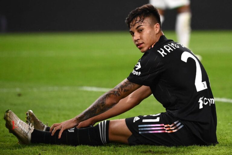 <p>O Santos vai até a Fifa contra os clubes envolvidos na negociação. Foto: MARCO BERTORELLO/AFP</p>