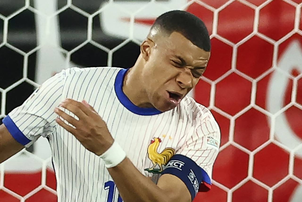 Mbappé no momento em que se lesionou na partida. Foto: FRANCK FIFE/AFP