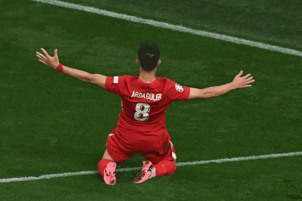 Arda Guler foi o destaque da Turquia em vitória na estreia da Euro