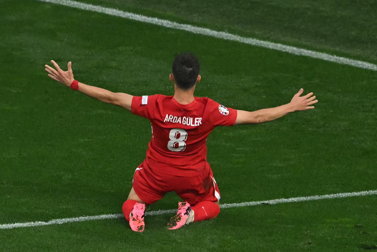 Arda Guler foi o destaque da Turquia em vitória na estreia da Euro