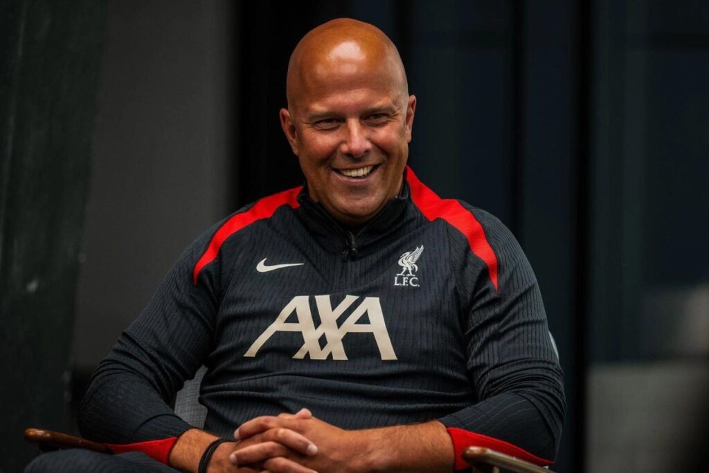 Arne Slot foi apresentado pelo Liverpool nesta quarta (Foto: Divulgação)