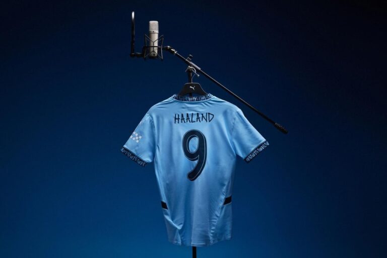 <p>Uniforme do Manchester City com fonte de Noel Gallagher (Foto: Divulgação)</p>
