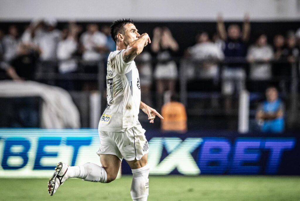 Bigode marcou um dos gols da vitória do Santos. Foto: Reprodução/X